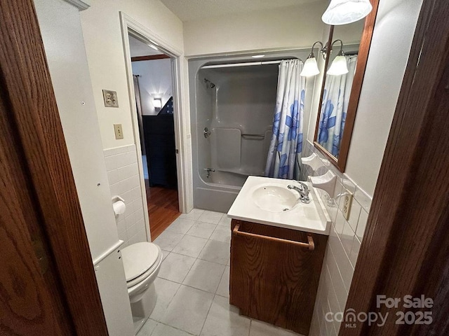 4574 Ivy Run Ln, Denver, NC 28037 - full bathroom featuring vanity, shower / tub combo, toilet, wainscoting, and a chandelier