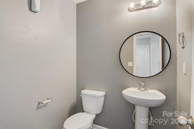 5311 Oakdale Ridge Rd, Charlotte, NC 28216 - half bath featuring toilet