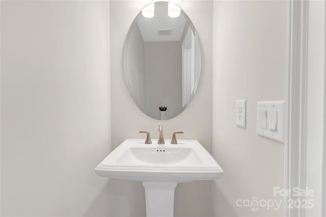 5060 Harrowsmith Ln, Charlotte, NC 28204 - bathroom with a sink