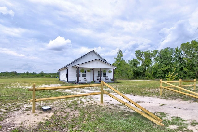 1202 Neds Creek Rd, Kershaw, SC 29067 - view of front facade featuring a porch and a front lawn