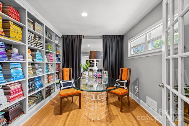 2424 Cumberland Ave, Charlotte, NC 28203 - sitting room with wood finished floors, baseboards, and recessed lighting