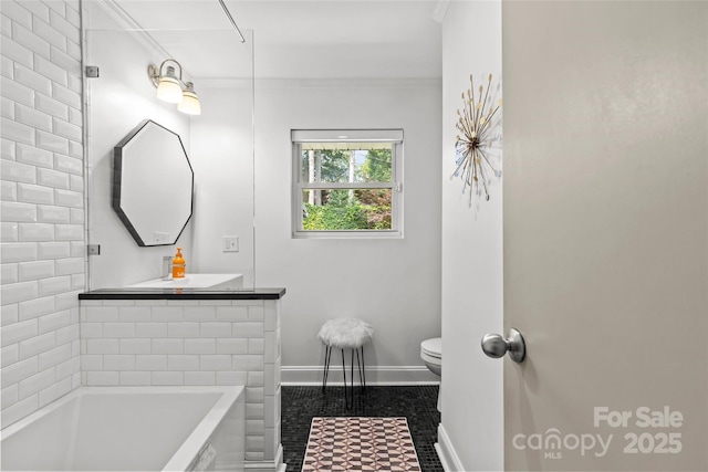 2424 Cumberland Ave, Charlotte, NC 28203 - bathroom with toilet, a bathtub, baseboards, and ornamental molding