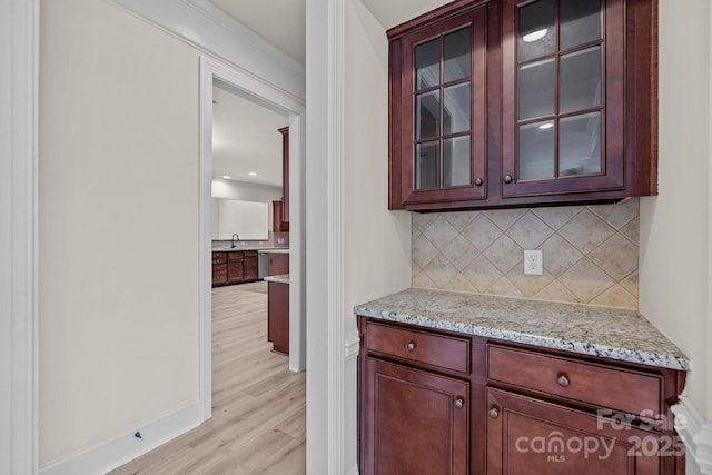 10508 Kristens Mare Dr, Charlotte, NC 28277 - bar with light wood-type flooring, tasteful backsplash, a sink, baseboards, and stainless steel dishwasher