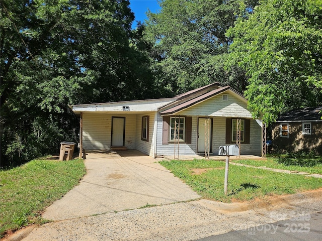 211 Putnam St, Shelby, NC 28152 - single story home featuring concrete driveway, a carport, a porch, and a front yard