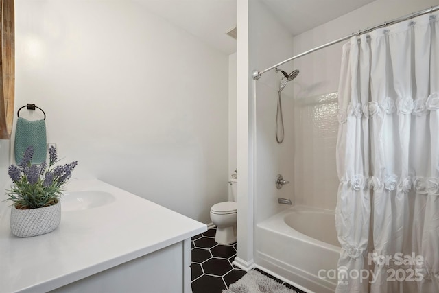 7931 Baylis Dr, Huntersville, NC 28078 - bathroom with vanity, shower / bath combo with shower curtain, toilet, and baseboards