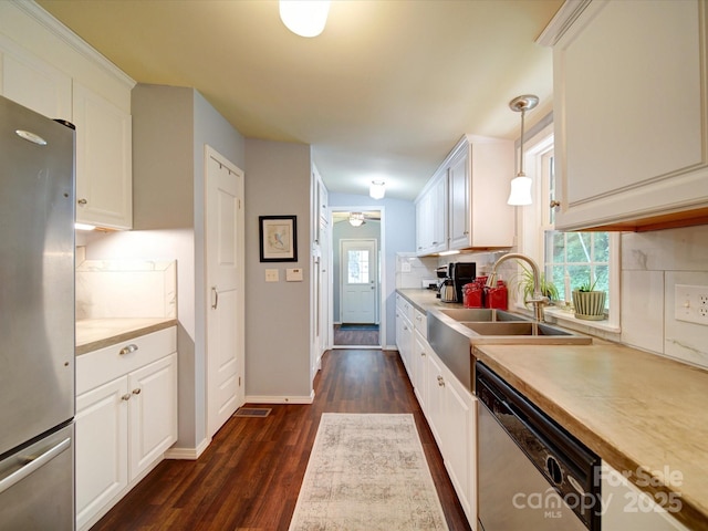 157 Old Hearth Rd, Clover, SC 29710 - kitchen with appliances with stainless steel finishes, a sink, dark wood-type flooring, and light countertops