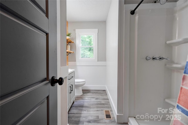 1010 Fallston Rd, Shelby, NC 28150 - full bath featuring a shower, wood finished floors, toilet, vanity, and wainscoting