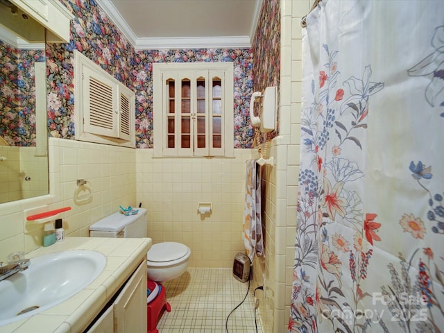 121 Patrick St, Gastonia, NC 28054 - full bathroom with wallpapered walls, a wainscoted wall, vanity, crown molding, and toilet
