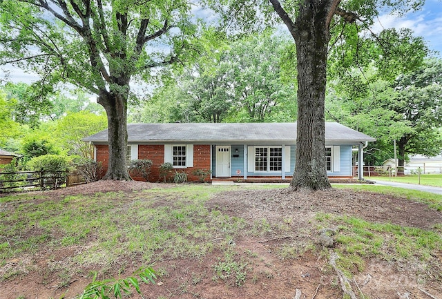 7118 April Ridge Ln, Charlotte, NC 28215 - ranch-style home featuring brick siding and a porch