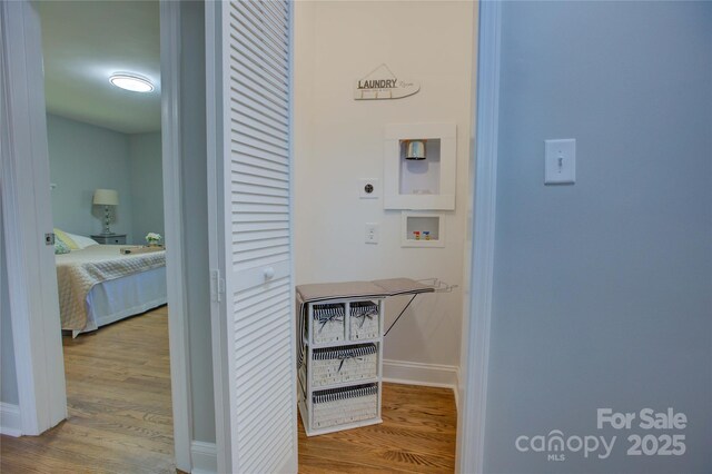 8607 Larchmont Cir, Charlotte, NC 28214 - hall featuring wood finished floors and baseboards