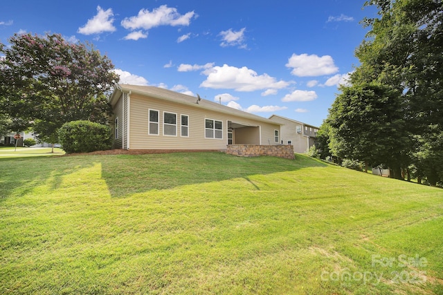 909 Autumn Glen Ct, Clover, SC 29710 - back of property with a lawn