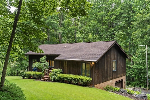 460 27th Avenue Cir NW, Hickory, NC 28601 - view of front of home featuring a shingled roof, a front lawn, an attached garage, and a wooded view