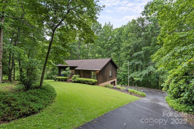 460 27th Avenue Cir NW, Hickory, NC 28601 - view of front of home featuring driveway, a front lawn, and a wooded view