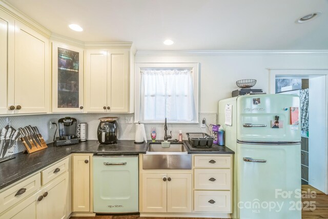 432 4th Street Pl SW, Hickory, NC 28602 - kitchen with freestanding refrigerator, a sink, decorative backsplash, dishwasher, and glass insert cabinets