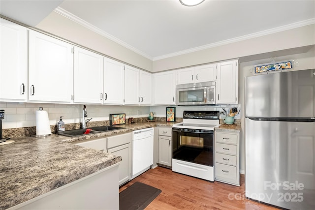 7329 Winery Ln, Charlotte, NC 28227 - kitchen featuring stainless steel appliances, a sink, crown molding, white cabinets, and light wood-style floors