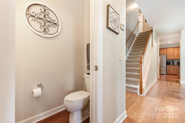 9814 Tompkins Ln, Waxhaw, NC 28173 - bathroom featuring baseboards, wood finished floors, toilet, and recessed lighting