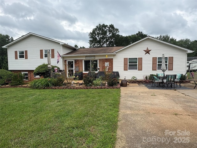 1895 Sandy Cir, Newton, NC 28658 - tri-level home with a front yard and a patio area