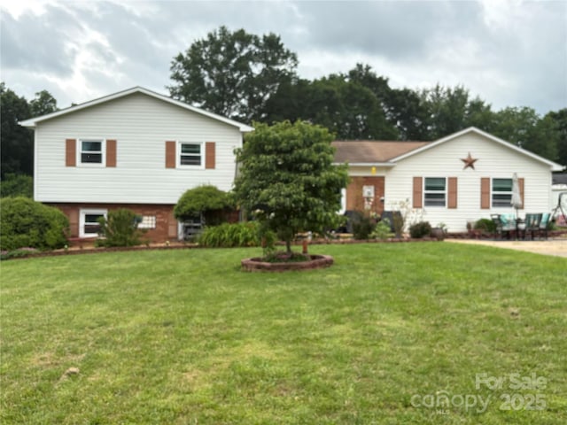 1895 Sandy Cir, Newton, NC 28658 - view of front of house featuring a front yard