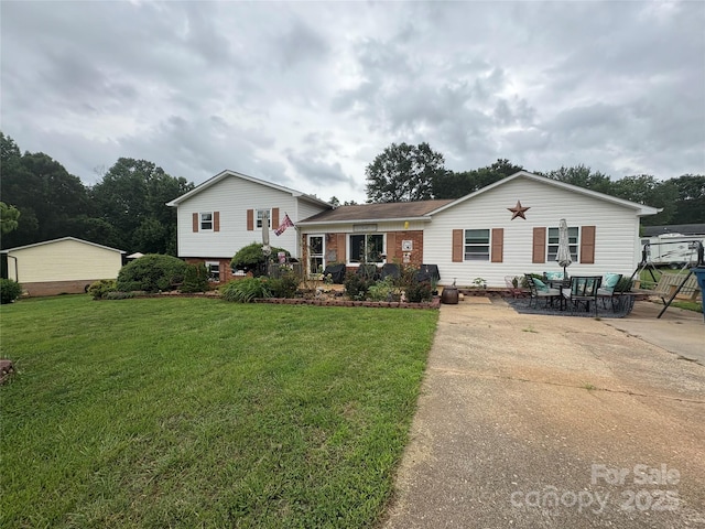 1895 Sandy Cir, Newton, NC 28658 - tri-level home with a front yard and a patio area