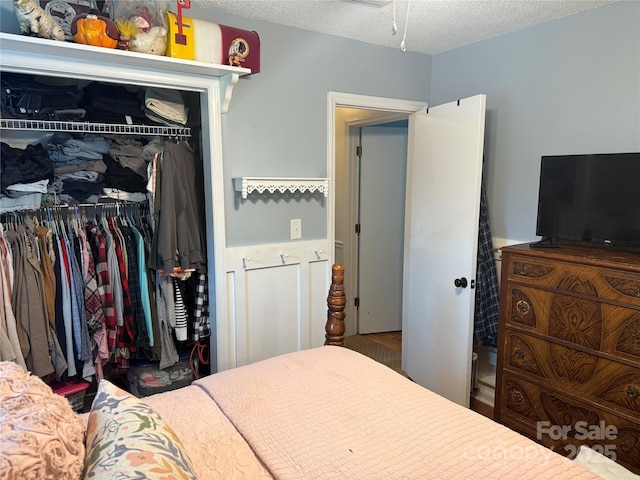 1895 Sandy Cir, Newton, NC 28658 - bedroom featuring a closet and a textured ceiling