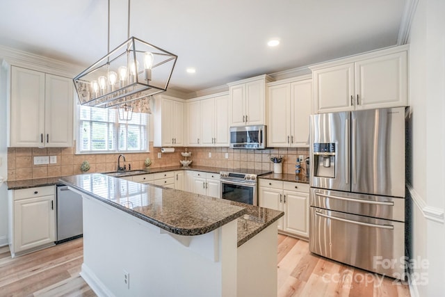 10304 Squires Way Unit 18, Cornelius, NC 28031 - kitchen with appliances with stainless steel finishes, a sink, light wood-type flooring, a center island, and recessed lighting