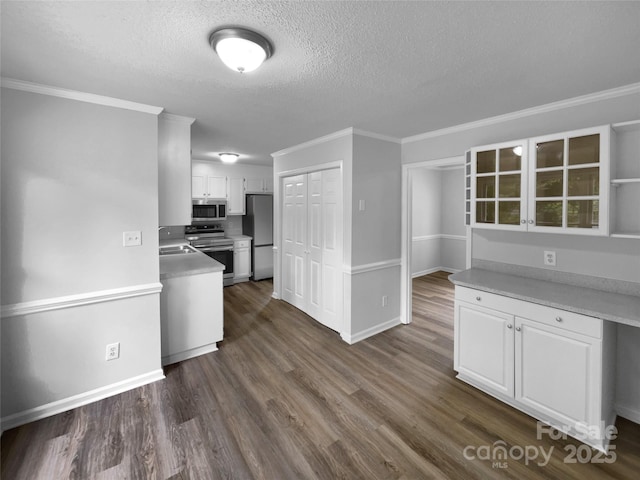 124 Creek Hollow Trl, Belmont, NC 28012 - kitchen featuring stainless steel appliances, a textured ceiling, white cabinets, dark wood-type flooring, and ornamental molding