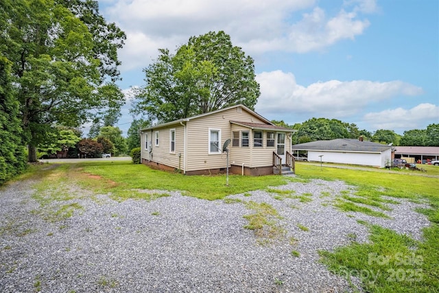 843 Summers Rd, Valdese, NC 28690 - view of front facade featuring crawl space and a front lawn