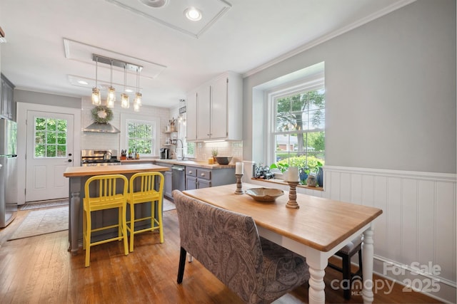 81 21st Ave NW, Hickory, NC 28601 - dining area featuring wainscoting, light wood-type flooring, crown molding, and recessed lighting