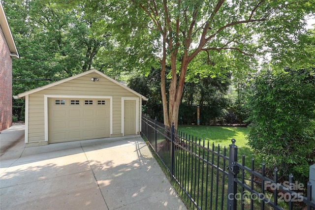1021 Isleworth Ave, Charlotte, NC 28203 - detached garage with driveway