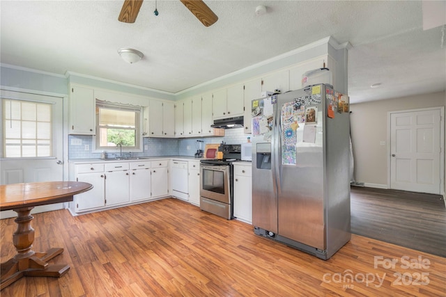 166 Stephanie Dr, Lexington, NC 27295 - kitchen featuring stainless steel appliances, under cabinet range hood, a sink, light countertops, and light wood finished floors