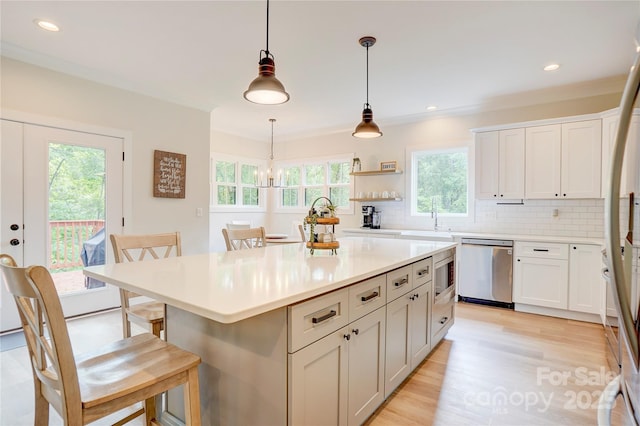 1062 Willow Ridge Ln, Fort Mill, SC 29707 - kitchen featuring appliances with stainless steel finishes, a sink, a kitchen bar, backsplash, and light countertops