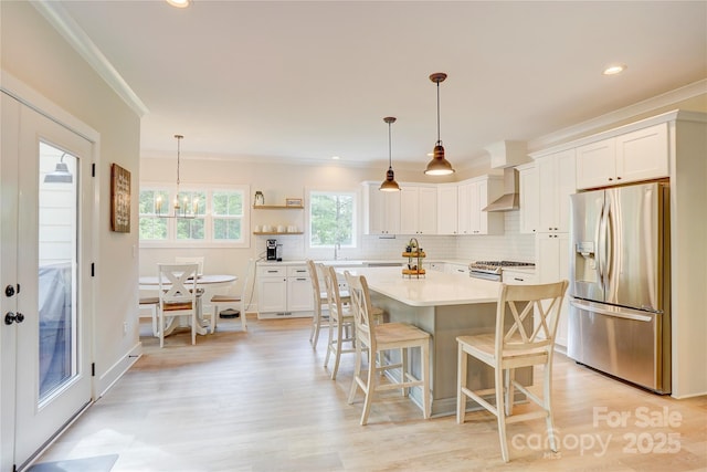 1062 Willow Ridge Ln, Fort Mill, SC 29707 - kitchen featuring stainless steel appliances, crown molding, open shelves, a kitchen bar, and white cabinets