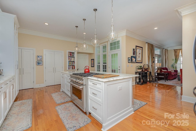 9210 Ginhouse Ln, Charlotte, NC 28277 - kitchen with stainless steel range, crown molding, white cabinetry, light wood-style floors, and pendant lighting