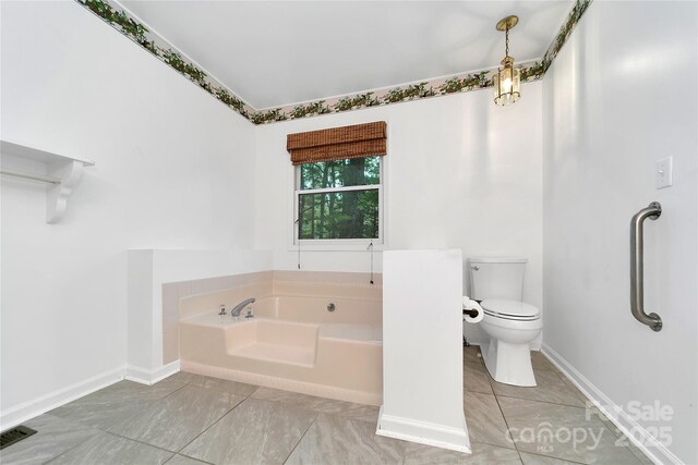 4404 Connestee Trl, Brevard, NC 28712 - full bath with a garden tub, toilet, and baseboards