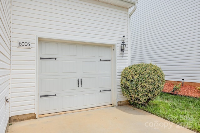 8005 Stevie Oaks Ln, Charlotte, NC 28215 - garage with driveway
