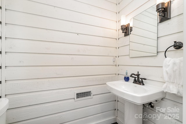 1601 Wandering Way Dr, Charlotte, NC 28226 - half bath with a sink