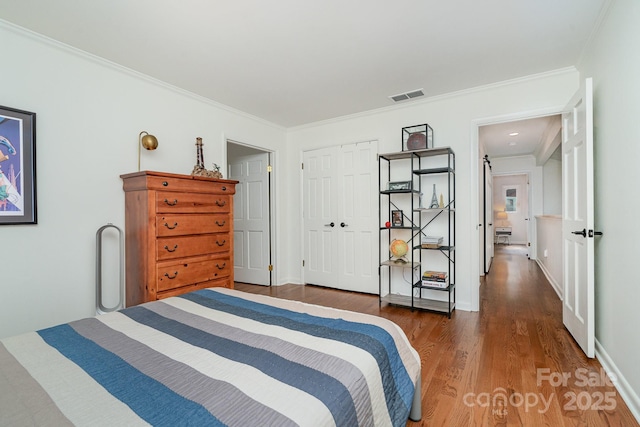 1601 Wandering Way Dr, Charlotte, NC 28226 - bedroom featuring wood finished floors, ornamental molding, and a closet