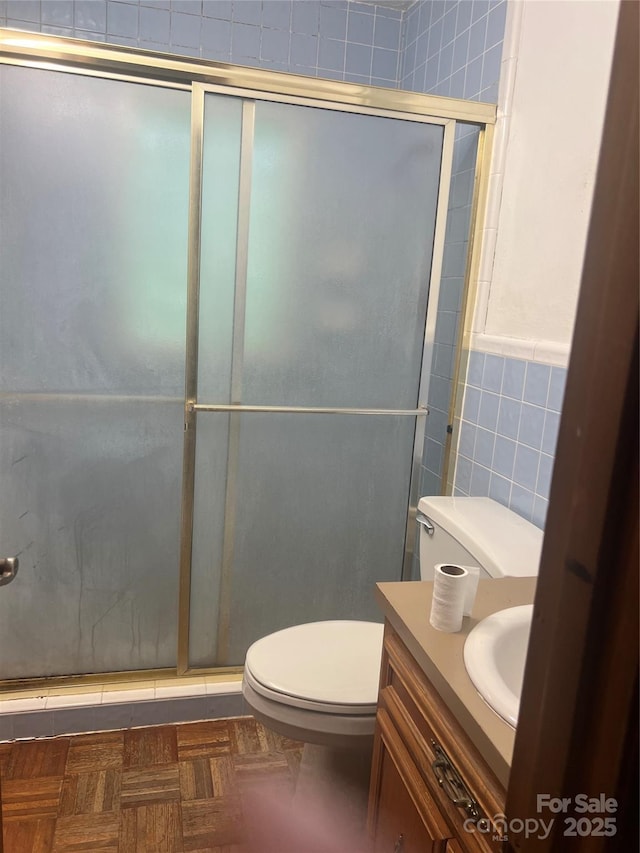 168 Pleasant Creek Dr, Cleveland, NC 27013 - full bath featuring tile walls, vanity, a tile shower, and a wainscoted wall