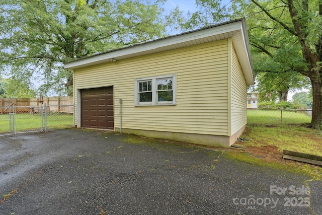 1425 3rd Street Pl NE, Hickory, NC 28601 - garage featuring driveway
