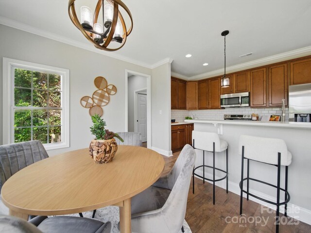 8304 Prescott Glen Pkwy, Waxhaw, NC 28173 - dining space featuring a chandelier, ornamental molding, wood finished floors, and recessed lighting
