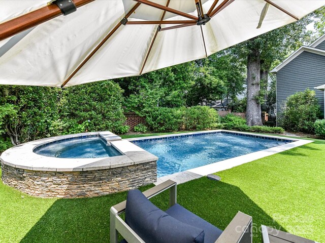 2526 Sherwood Ave, Charlotte, NC 28207 - outdoor pool featuring an in-ground hot tub and a lawn