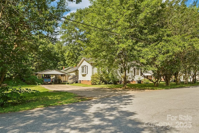 1072 5th St NE, Hickory, NC 28601 - view of front of house with crawl space, driveway, a carport, and a front yard