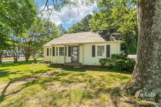 1072 5th St NE, Hickory, NC 28601 - view of front of house featuring a front yard and a shingled roof