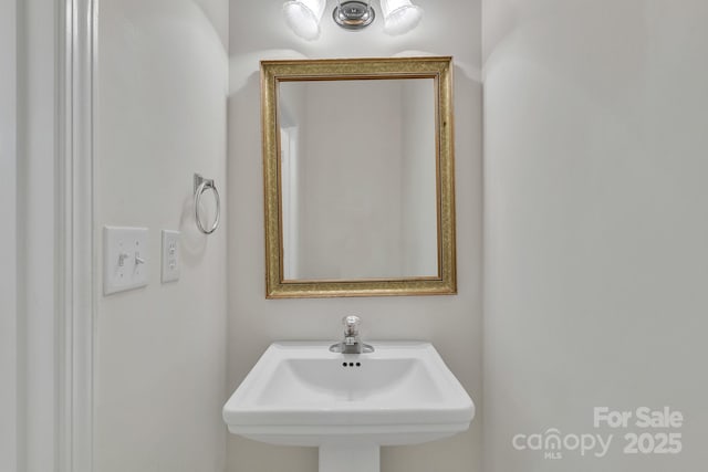 5963 Pale Moss Ln, Charlotte, NC 28269 - bathroom featuring a sink