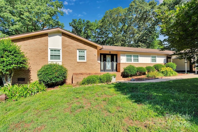 2326 Horseshoe Bend Rd NE, Hickory, NC 28601 - ranch-style house with brick siding and a front yard