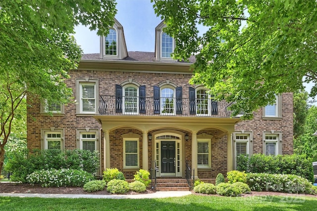7319 Stonehaven Dr, Waxhaw, NC 28173 - colonial house featuring a balcony and brick siding