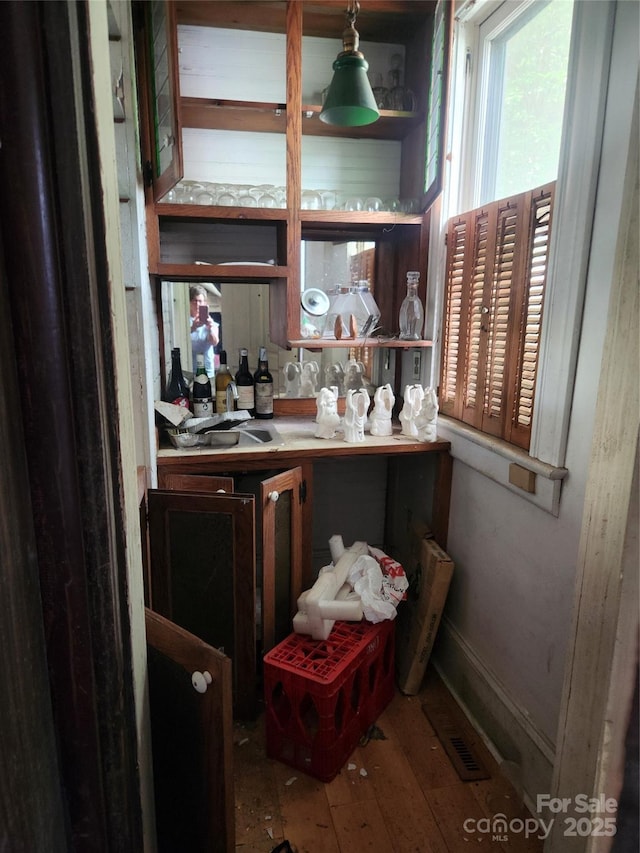 425 W Horah St, Salisbury, NC 28144 - bar area featuring hardwood / wood-style floors