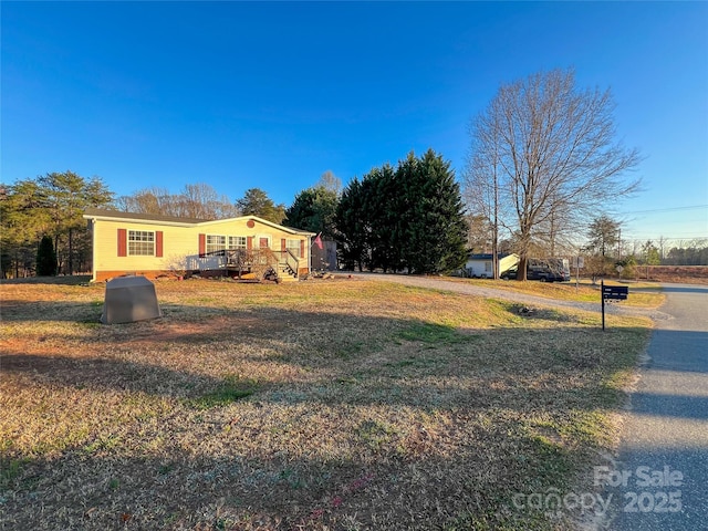 110 Dorothy Ln, Mooresville, NC 28117 - view of grassy yard with a deck