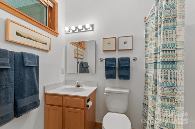 608 Brandywine Rd, Waynesville, NC 28786 - full bath featuring vanity, toilet, and a shower with curtain