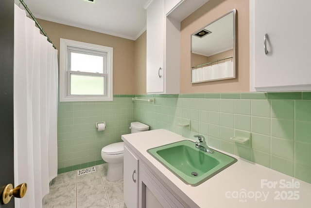 191 Rolling Green Dr, Sylva, NC 28779 - full bathroom featuring toilet, vanity, tile walls, tile patterned flooring, and crown molding
